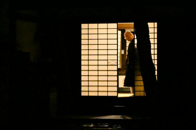 こもりの僧「練行衆」が別火坊入り、新入とも合流　東大寺・お水取り