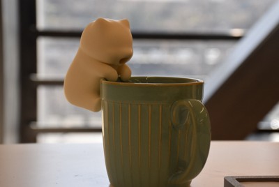 熱い飲み物「ふーふー」します　人に寄り添う猫型ロボットに癒される