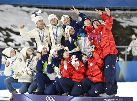 「ビクトリーセルフィー」定番に　表彰式の自撮り、ファン好評