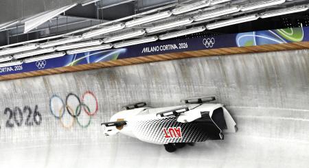 ボブスレーで横転、競技一時中断　１人搬送も「けがなし」