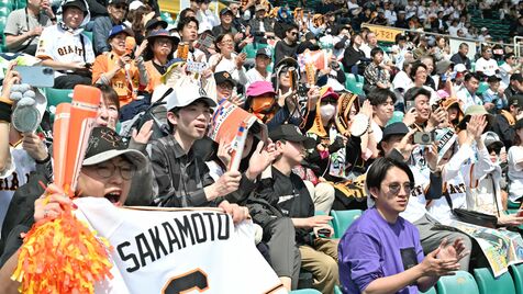 「投手のコントロールがすごい」驚く野球少年　プロの一球一打を熱く応援　沖縄でオープン戦、県勢選手に指笛