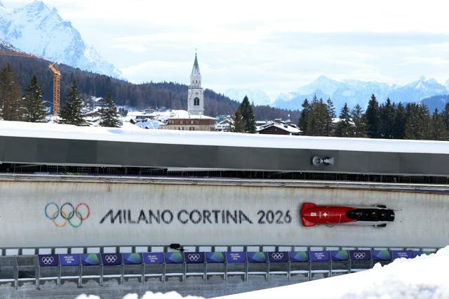 轟音で駆け抜ける氷上のF1　五輪の「遺産」はドロミテに残るか