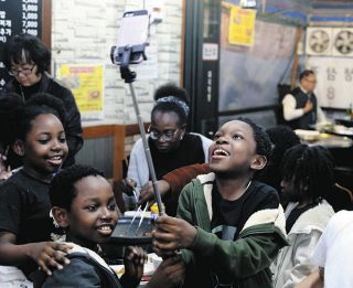 故郷の隣人による「不利な証言」のでっち上げを暴き&hellip;判決は覆った　難民一家の空港暮らしは288日間の末に