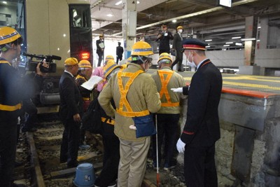 ホーム転落時は&hellip;視覚障害や盲ろうの人、駅での緊急対応を触れて学ぶ