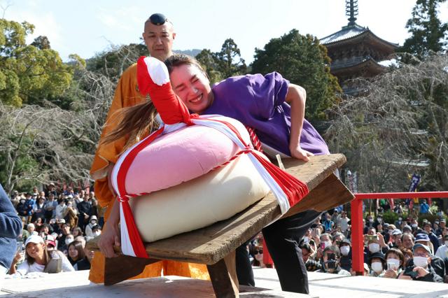 巨大鏡餅を持ち上げて力比べ　無病息災願い、京都・醍醐寺で恒例行事