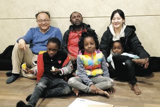 「見せ物」のようだった難民一家の空港暮らし　支援が広がる一方で、入国が許される見通しは立たないままで