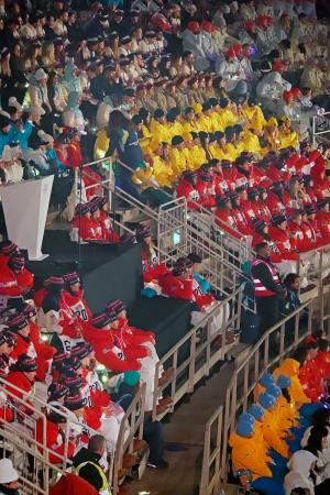 ロシア勢、五輪閉会式で行進　中立選手でも「出場できて幸せ」