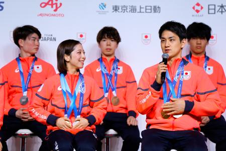 帰国のりくりゅう「走り抜けた」　ミラノ五輪メダリスト会見