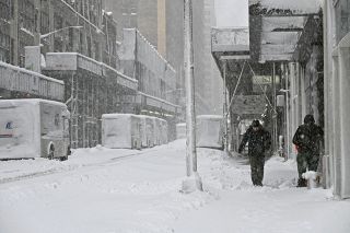 米北東部で記録的大雪　ＮＹで５０センチ、数百万人影響