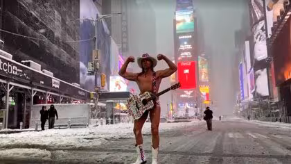 タイムズスクエアも&ldquo;銀世界&rdquo;に&hellip;ニューヨークで10年ぶり50センチ超の積雪　猛吹雪で非常事態を宣言　空の便も6100便超が欠航に