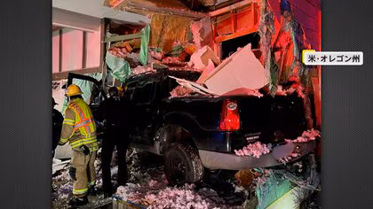 猛スピードの車が30mジャンプ　盛り土に乗り上げた末&hellip;住宅に激突　運転手の男を逮捕　アメリカ