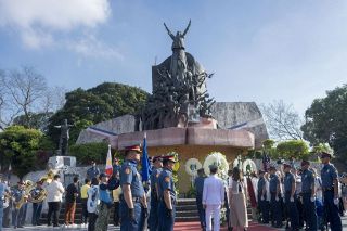 マルコス独裁体制打倒から４０年　フィリピン、祝日除外に市民憤り