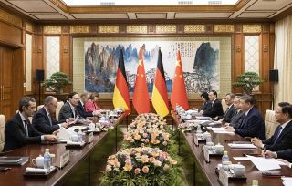 ドイツ首相が訪中、経済関係強化　対米念頭、習氏と会談