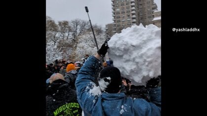 &ldquo;雪合戦&rdquo;警戒の警察官が雪の玉をぶつけられ負傷&hellip;男4人の画像公開、怒りの公開捜査　市長の対応に批判も　アメリカ・ニューヨーク
