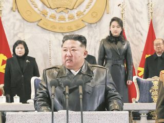 ジュエ氏、金正恩氏と揃いの黒ジャケで軍事パレード参観　「世襲4代目への意図」が見えた？北朝鮮党大会