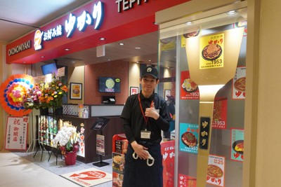 &ldquo;鉄板&rdquo;スポットに?　大阪駅近くのお好み焼き店に金の巨大コテ登場