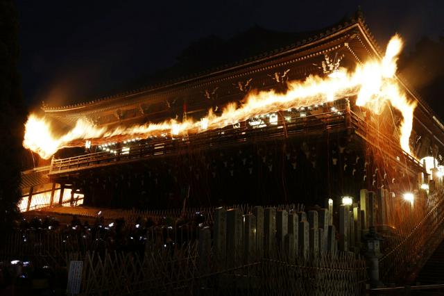 東大寺お水取り、本行始まる　「お松明」の後「諷誦文」で祈り　奈良