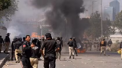 パキスタンで抗議デモ、数百人のデモ隊がアメリカ総領事館で破壊行為　ハメネイ師殺害受け　全土で21人死亡