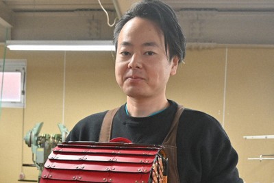 世界から脚光の「甲冑ランドセル」　元漫画家志望の職人の思い