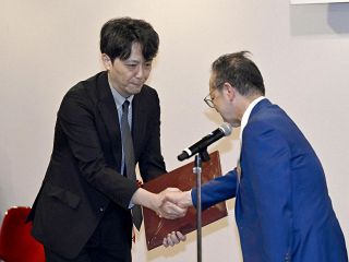 福田氏「公益性で報道する」　ボーン・上田賞授賞式