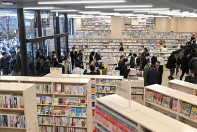 本の街のシンボル再開　東京・神保町の三省堂書店がリニューアル