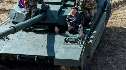 金正恩総書記が娘と新型戦車に同乗し軍事演習を視察　戦車の探知システム向上で「夜間の弱点を完全に克服」と強調