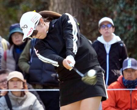 ゴルフ、佐久間朱莉が単独首位　Ｖポイント&times;ＳＭＢＣレディース