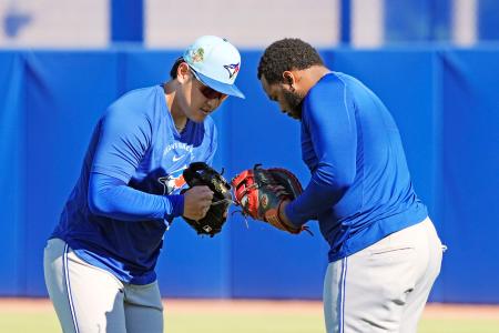 岡本、和やかに軽め調整　オープン戦には出場せず