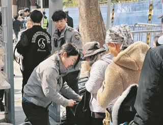 BTS復活公演のチケットがなくても「この瞬間をソウルで迎えたくて」&hellip;会場周辺に国内外のファンが殺到