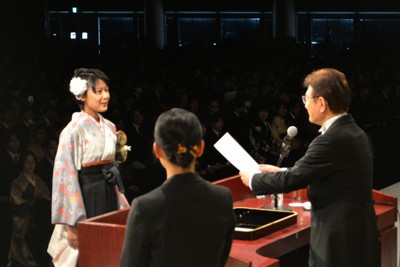 学長「いまだ戦火絶えない」　平和祈り　京大で卒業式