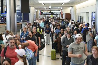 米空港の移民捜査官配置を開始　トランプ氏、予算合意へ圧力