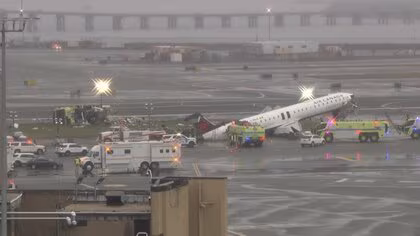ニューヨークの空港で旅客機と消防車両が衝突し操縦士ら2人死亡　管制官が双方に進入許可　滑走路閉鎖で日本人旅行客も足止め