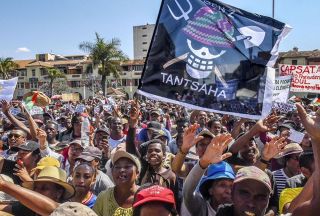 閣僚「身体検査」にうそ発見器　マダガスカル暫定政権、汚職防止