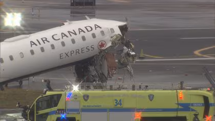 ニューヨークの空港で航空機と消防車衝突　管制官「失敗した」音声公開
