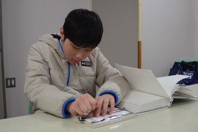 全盲小学生が点字受験で合格　地域ボランティアが点訳、塾も協力