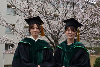 名古屋大で卒業式　工学系の女性総代2人、ガウンまとい出席