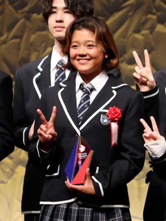 サーフィン池田美来がＮ高卒業式　女子ホープ「世界に名広めたい」