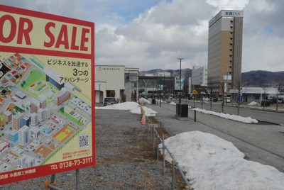 駅前に「FOR　SALE」の看板　北海道新幹線10年の現在地