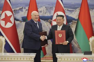 ベラルーシ、金正恩氏に銃贈呈　大統領「敵に備えて」