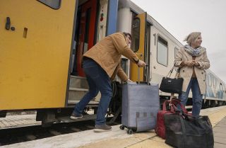 テヘラン発の越境列車が増加　トルコ東部、避難相次ぐ