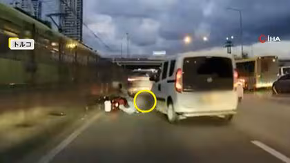 車とバイクの女性が衝突　負傷した女性に目もくれず&hellip;&ldquo;愛車のほうが心配&rdquo;男性の映像がSNSで拡散　非難の声上がる　トルコ