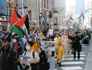 「侵攻やめろ」イスラエルのガザ攻撃に抗議のデモ　新宿駅周辺で市民団体、中東の平和を訴え行進