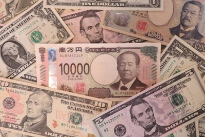 円安進行、1年8カ月ぶり一時160円台　有事のドル買い強まる