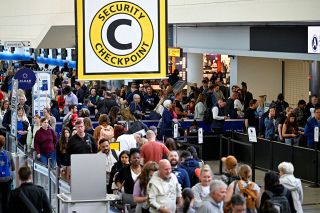 空港職員の給与支払い命令　トランプ氏、議会対立続く