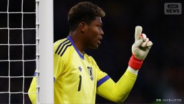 「どんな反射神経しとんねん」鈴木彩艶、値千金の&ldquo;神セーブ&rdquo;に衝撃！「凄すぎてドン引き」超至近距離弾を左手ストップ