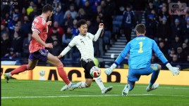 「レベチやん」三笘薫の狙い澄ましたコントロールショットにスタジアム騒然「やっぱえぐいわ」「技術高い」高精度な右足インサイドキックにファン興奮