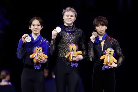 世界フィギュア、鍵山優真は銀　佐藤駿は銅