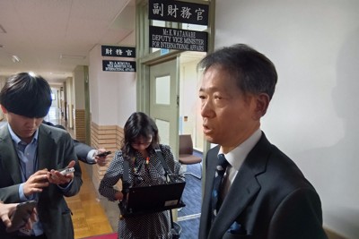 三村財務官「この状況続けば断固たる措置も」　為替介入を示唆