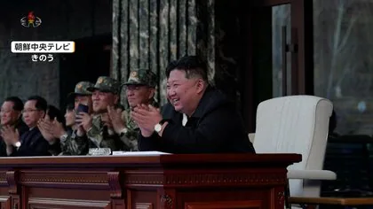 腹筋で&ldquo;おの&rdquo;跳ね返す兵士、「1人で1万人倒せ」スローガンも　北朝鮮特殊部隊の訓練に金総書記は満面の笑み