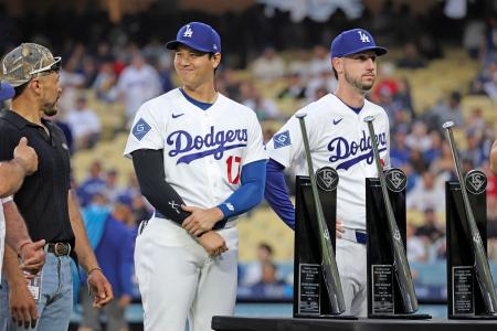 大谷に銀色トロフィー授与　シルバースラッガー賞